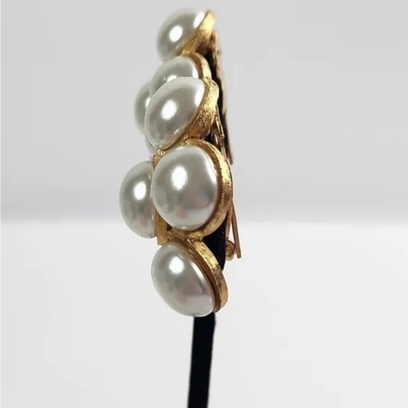 VINTAGE Givenchy Gold Tone Faux Pearl Flower Cluster Clip on Earrings - Picture 4 of 10